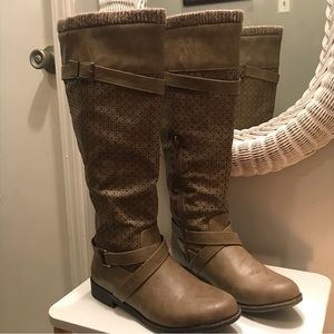 Tall Women’s Flat Boots. Final discount. Will donate to a charity.